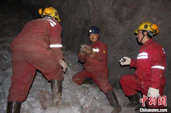 圖為甘肅嘉峪關酒鋼集團鏡鐵山礦工作人員謝生瑞在井下作業(yè)。(資料圖)受訪者供圖