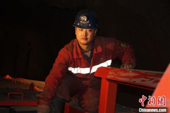 鏡鐵山礦位于祁連山南山山脈中段，是一個高海拔、高山型井下礦山，空氣稀薄，自然條件惡劣。圖為謝生瑞在礦區(qū)。(資料圖)受訪者供圖